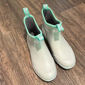 Xtratuf Women’s 6 in Ankle Deck Boot